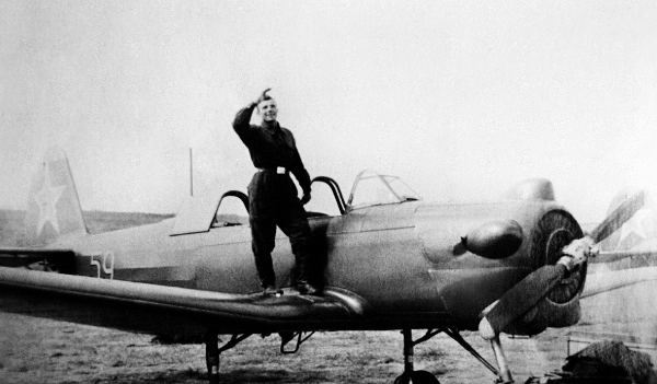 Его первая должность в качестве летчика-истребителя была на базе советских ВВС в Арктике