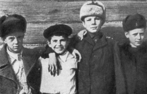 Когда он был подростком, он стал свидетелем того, как российский истребитель Як совершил вынужденную посадку в поле рядом с его домом Когда он был подростком, он стал свидетелем того, как российский истребитель Як совершил вынужденную посадку в поле рядом с его домом